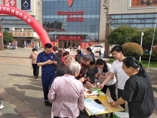 向群众讲解如何查看产品的溯源信息